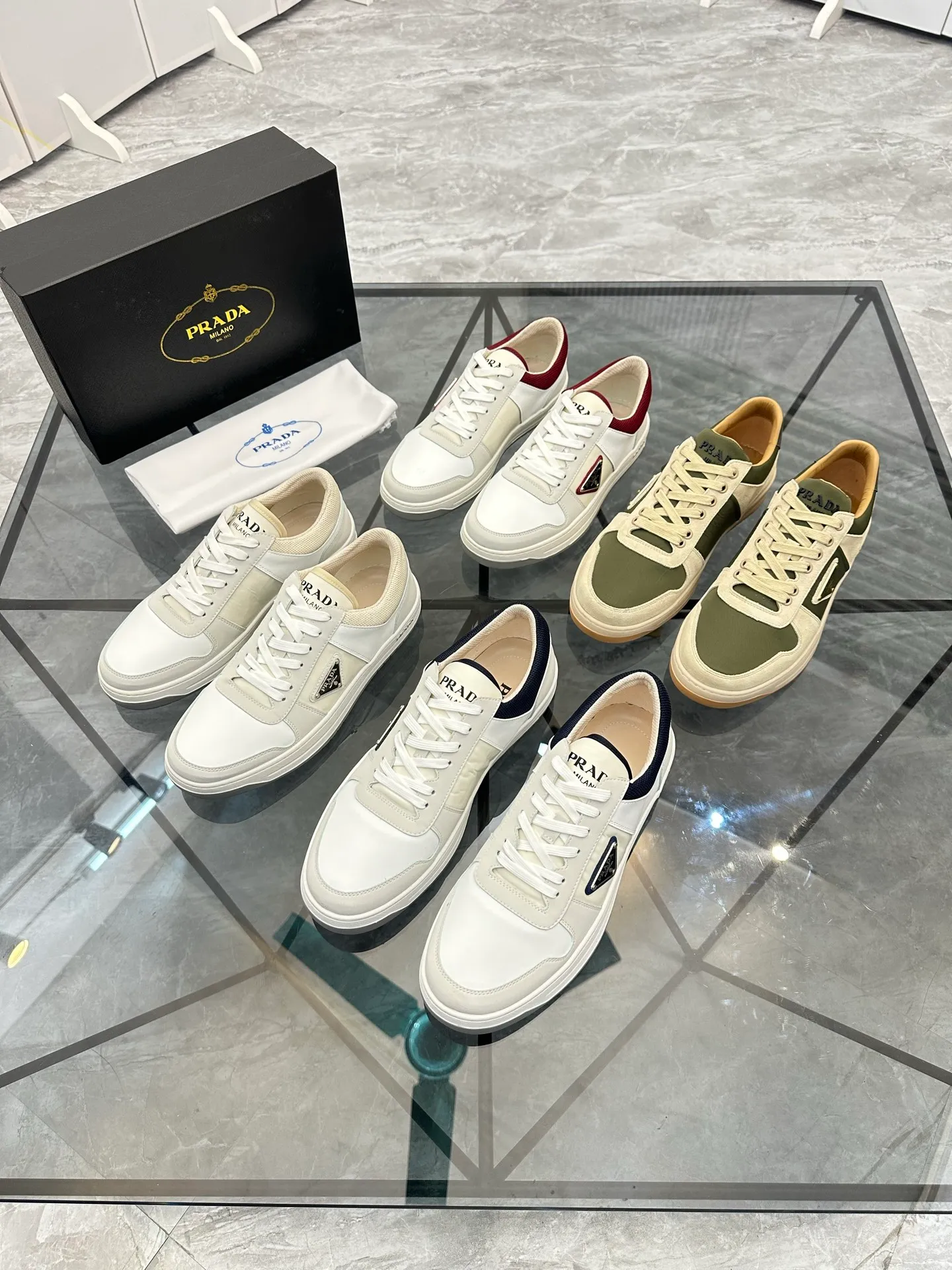 Men's shoes: 💰P420¥ Product trademark: Prada *"Prada*" low-top casual shoes Regular size: 38-44 (can be customized to 45) Product materials: imported cowhide upper with original fabric, breathable lining, original outsole. Number: 020